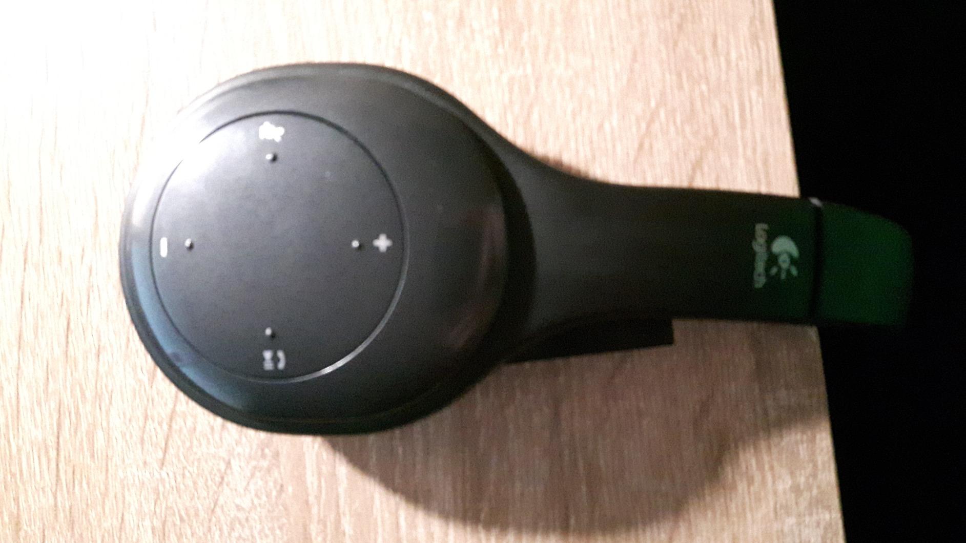 Tasten am Ohr