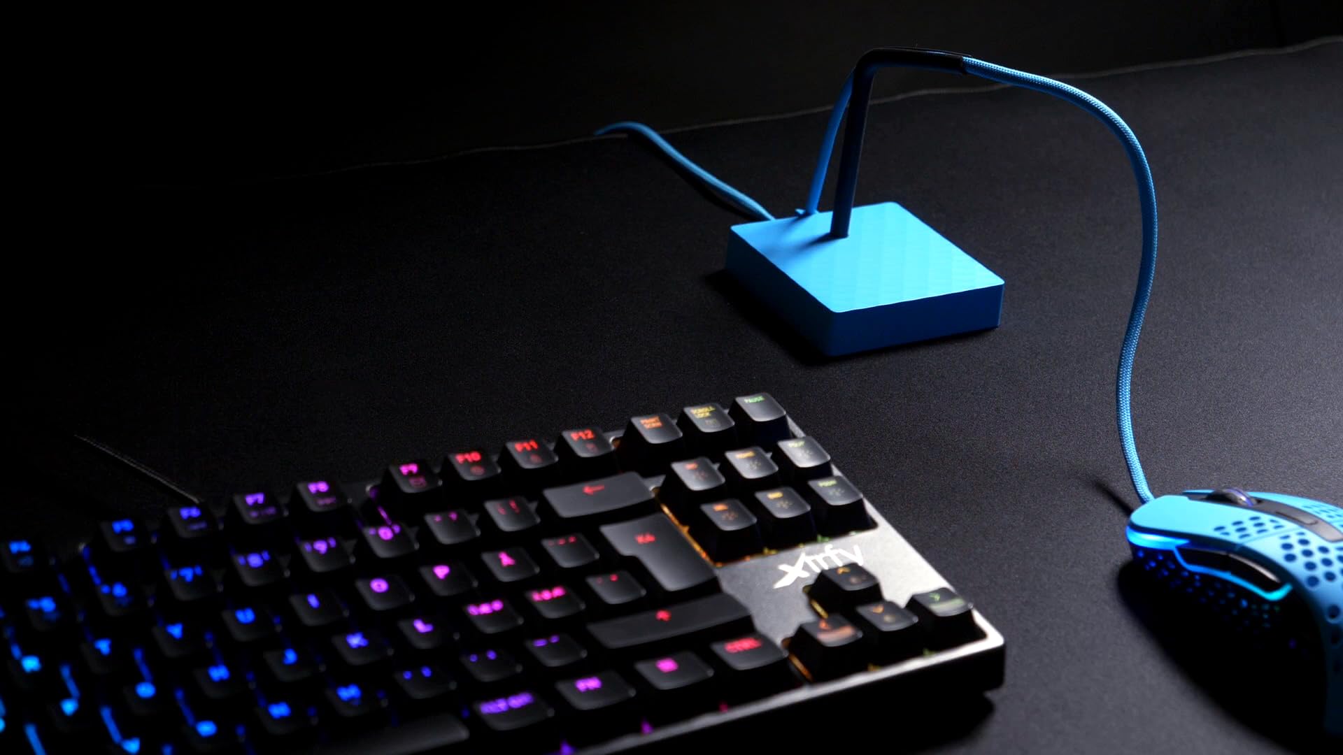 cherry-xtrfy-b4-mouse-bungee-miami-blue-silikonarm image 2